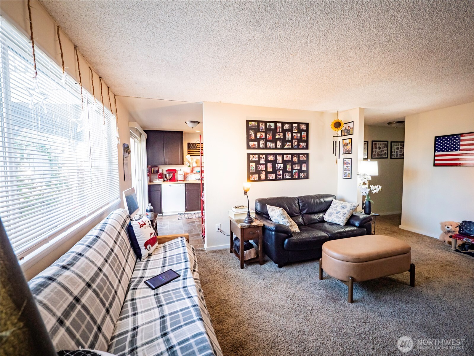 414 Ontario Street Hoquiam, WA 98550 - Photo 32 of 40 a living room with furniture a rug and a large window