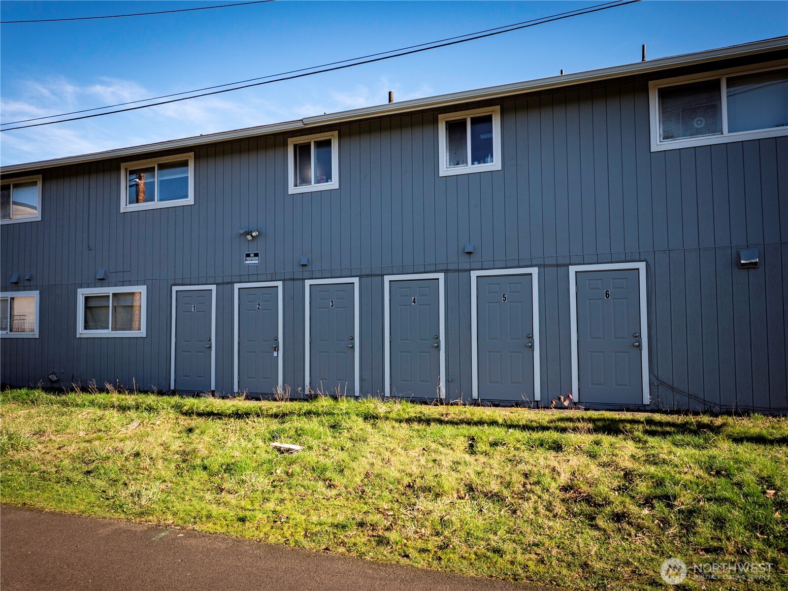 414 Ontario Street Hoquiam, WA 98550 - Photo 5 of 40 a view of a backyard of the house
