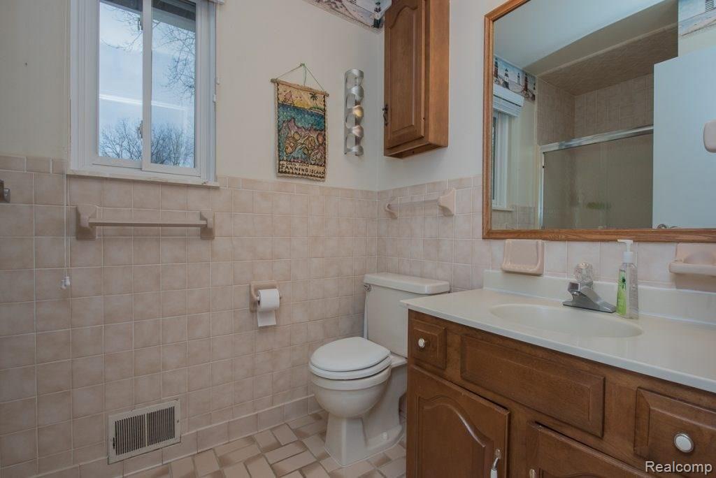 10018 Kress Road Pinckney, MI 48169 - Photo 18 of 23 full bath.jpg