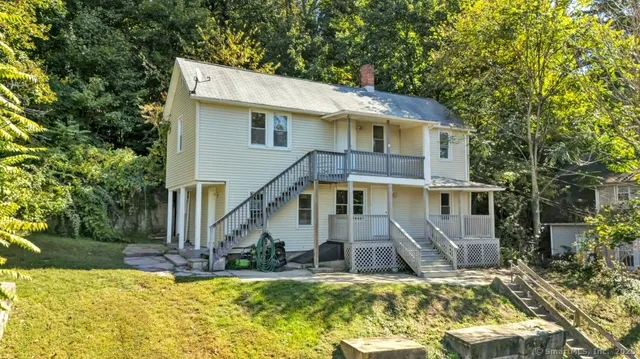 a view of a yard in front of house
