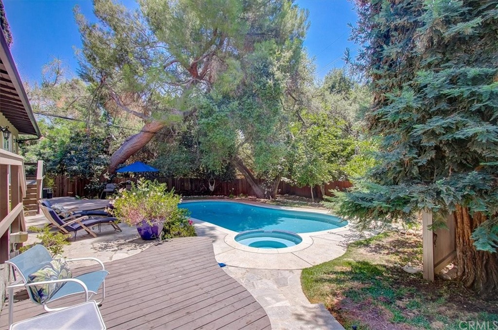1980 El Arbolita Drive Glendale, CA 91208 - Photo 31 of 43 a small garden with fountain in the back