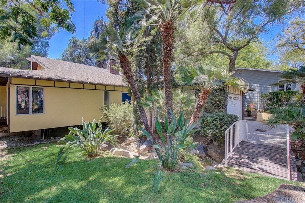 1980 El Arbolita Drive Glendale, CA 91208 - Photo 4 of 43 a view of a backyard with plants and large trees