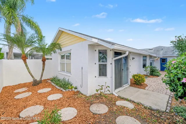 a view of a house with backyard