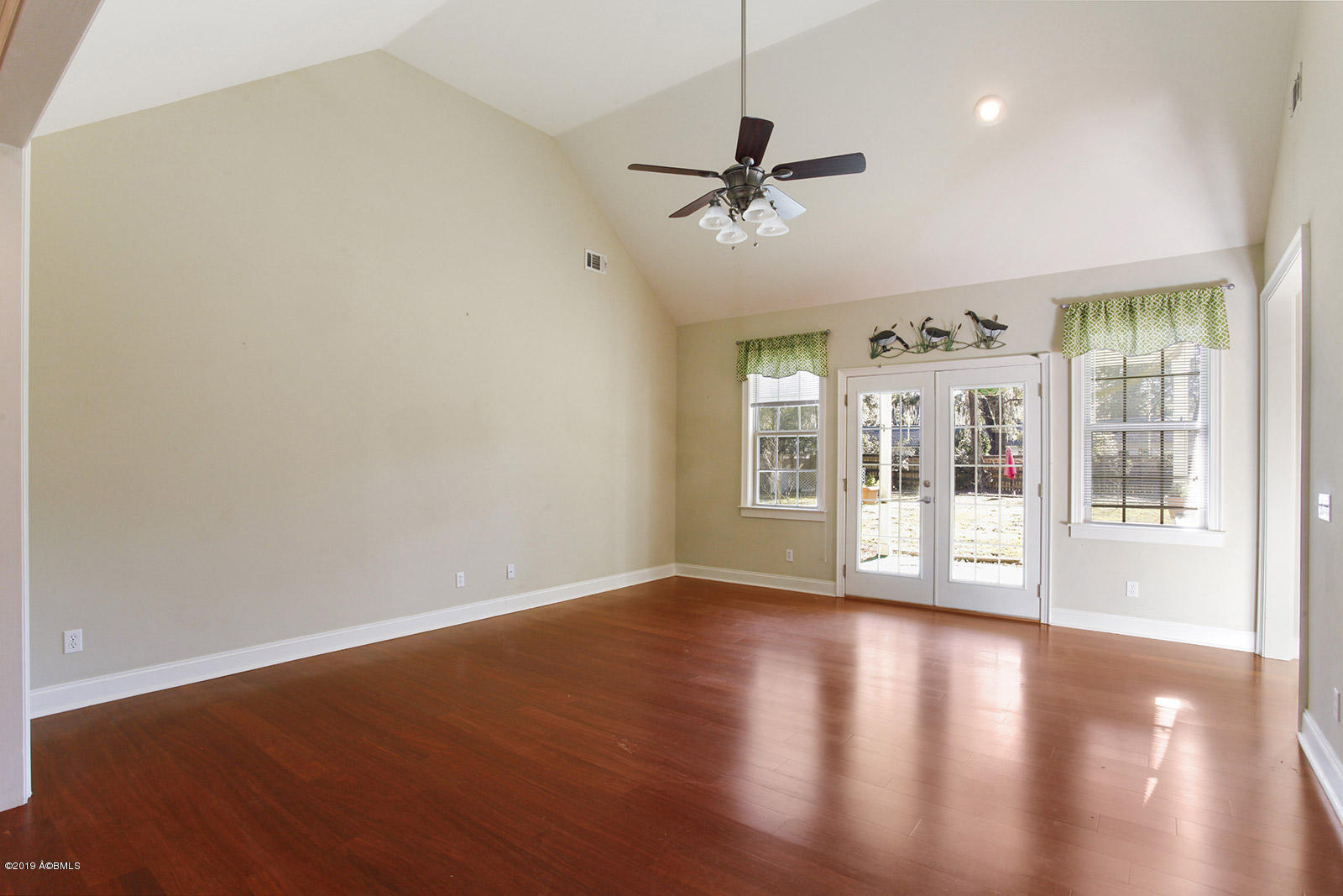 91 Klugh Avenue Ridgeland, SC 29936 - Photo 7 of 25 007_1600x1067_mls_1600x1067