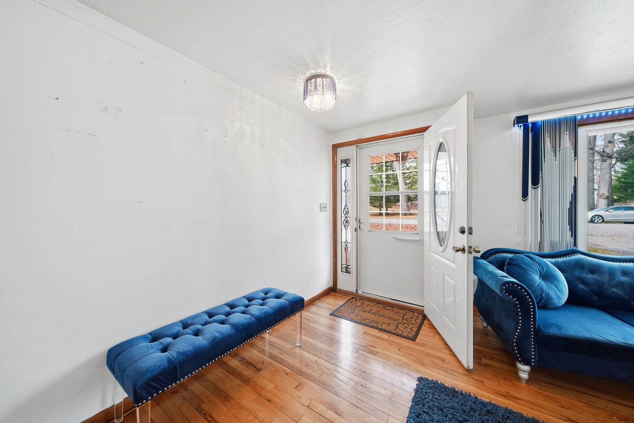 2705 Glendale Road Jackson, MI 49203 - Photo 2 of 42 Front door Living room