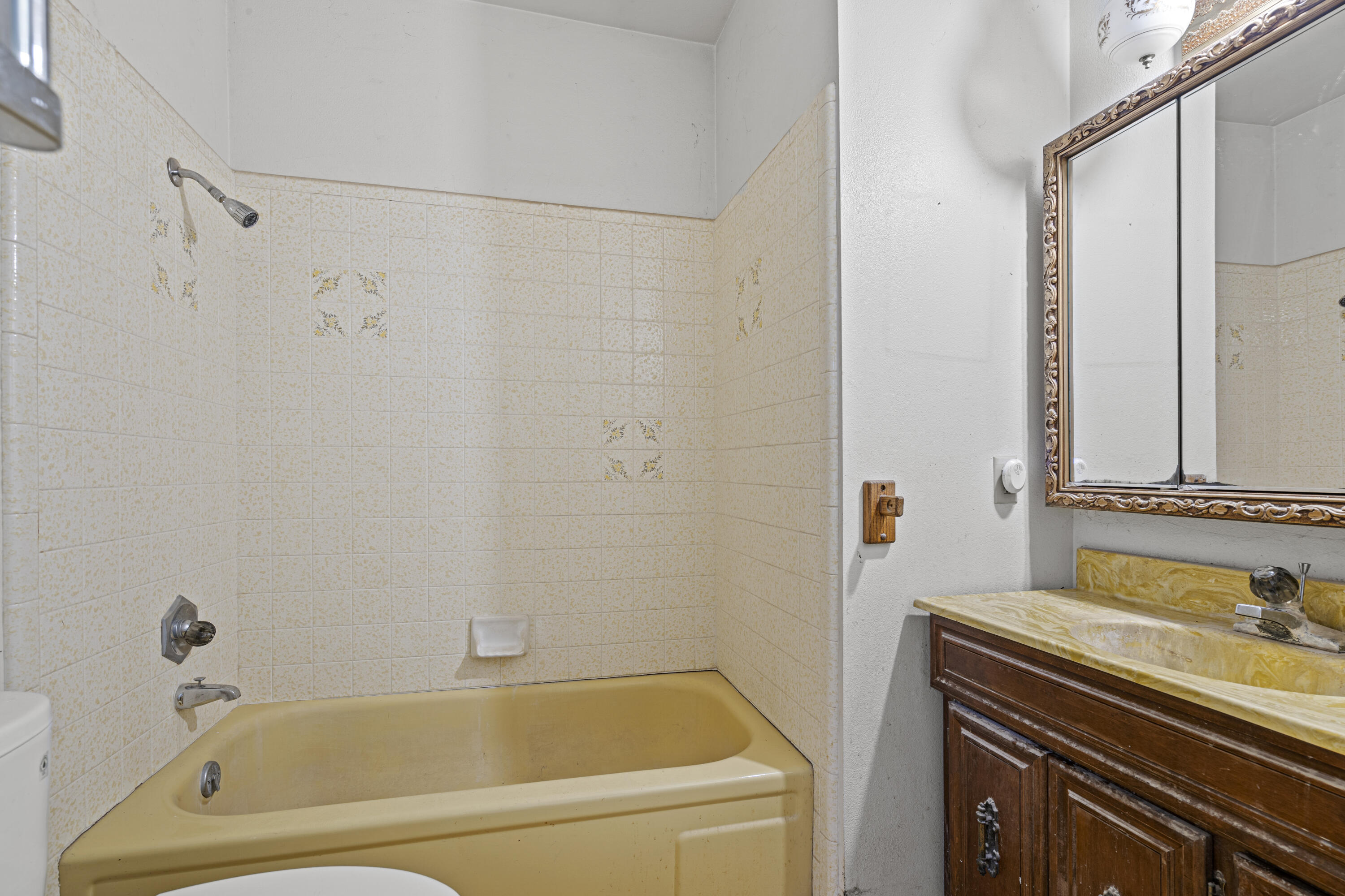 7771 Old Stage Road Central Point, OR 97502 - Photo 20 of 43 upstairs hallway full bath