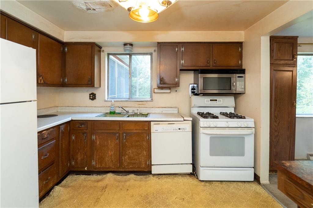 1050 Princeton Road Pittsburgh, PA 15205 - Photo 9 of 34 a kitchen with a sink a stove and refrigerator