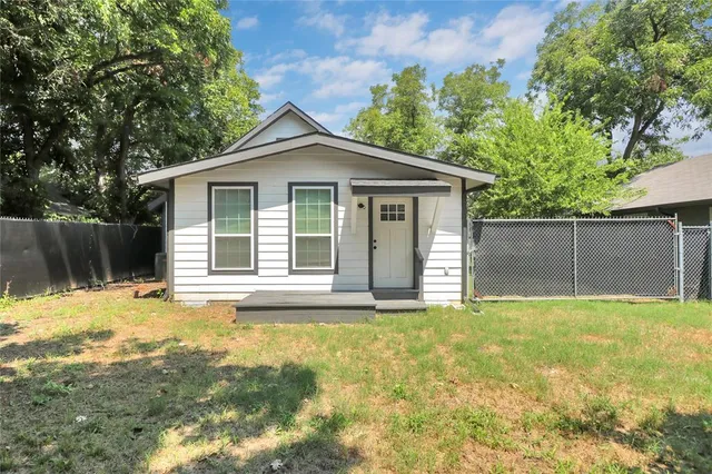 a house that has yard in front of it