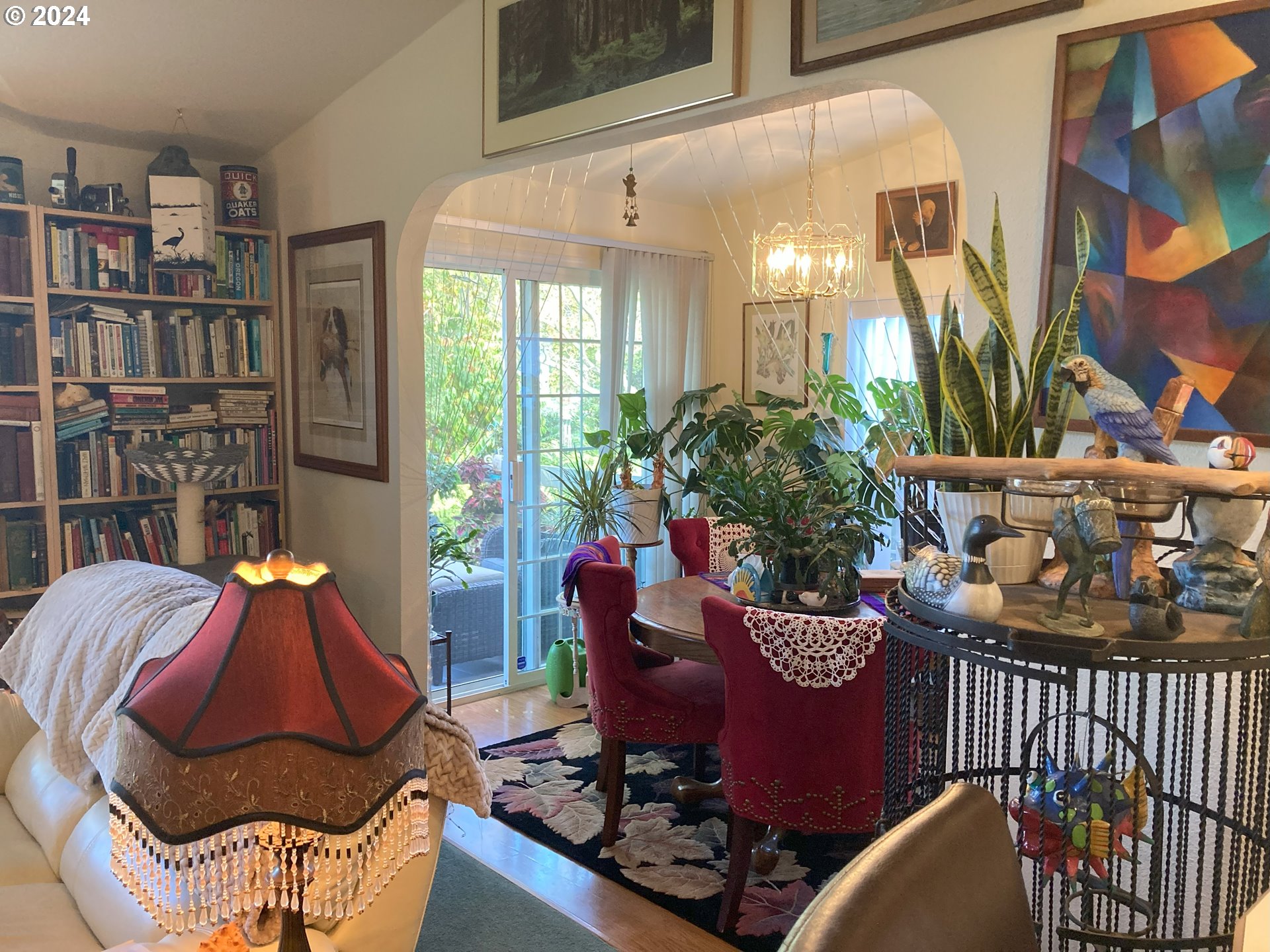 4055 Royal Avenue, Unit 25 Eugene, OR 97402 - Photo 18 of 42 a living room with furniture and a potted plant