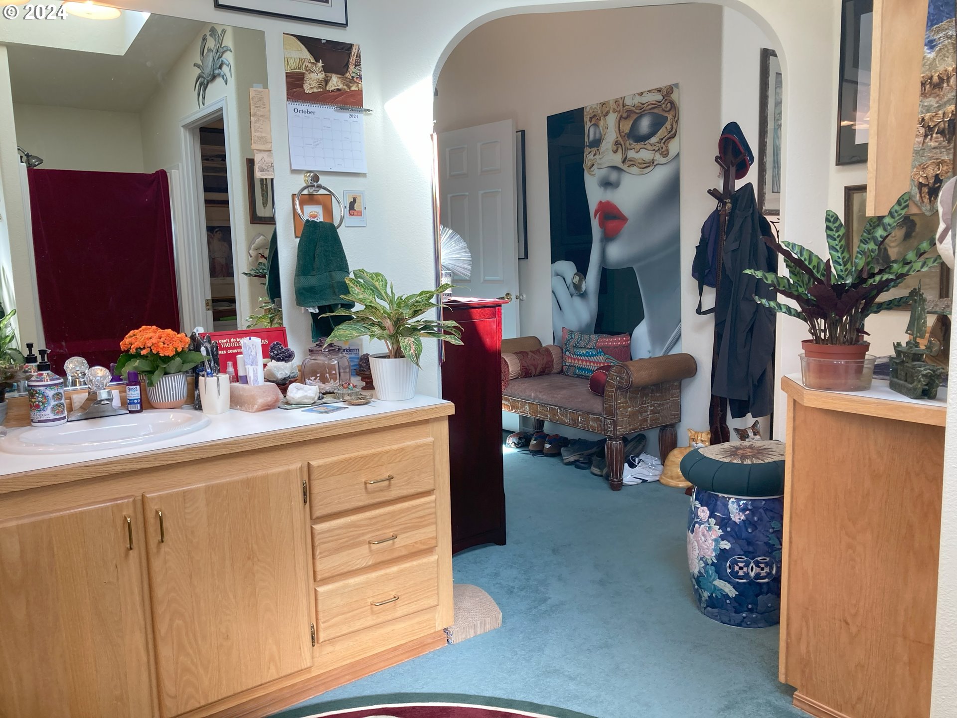 4055 Royal Avenue, Unit 25 Eugene, OR 97402 - Photo 29 of 42 a living room with furniture and a potted plant