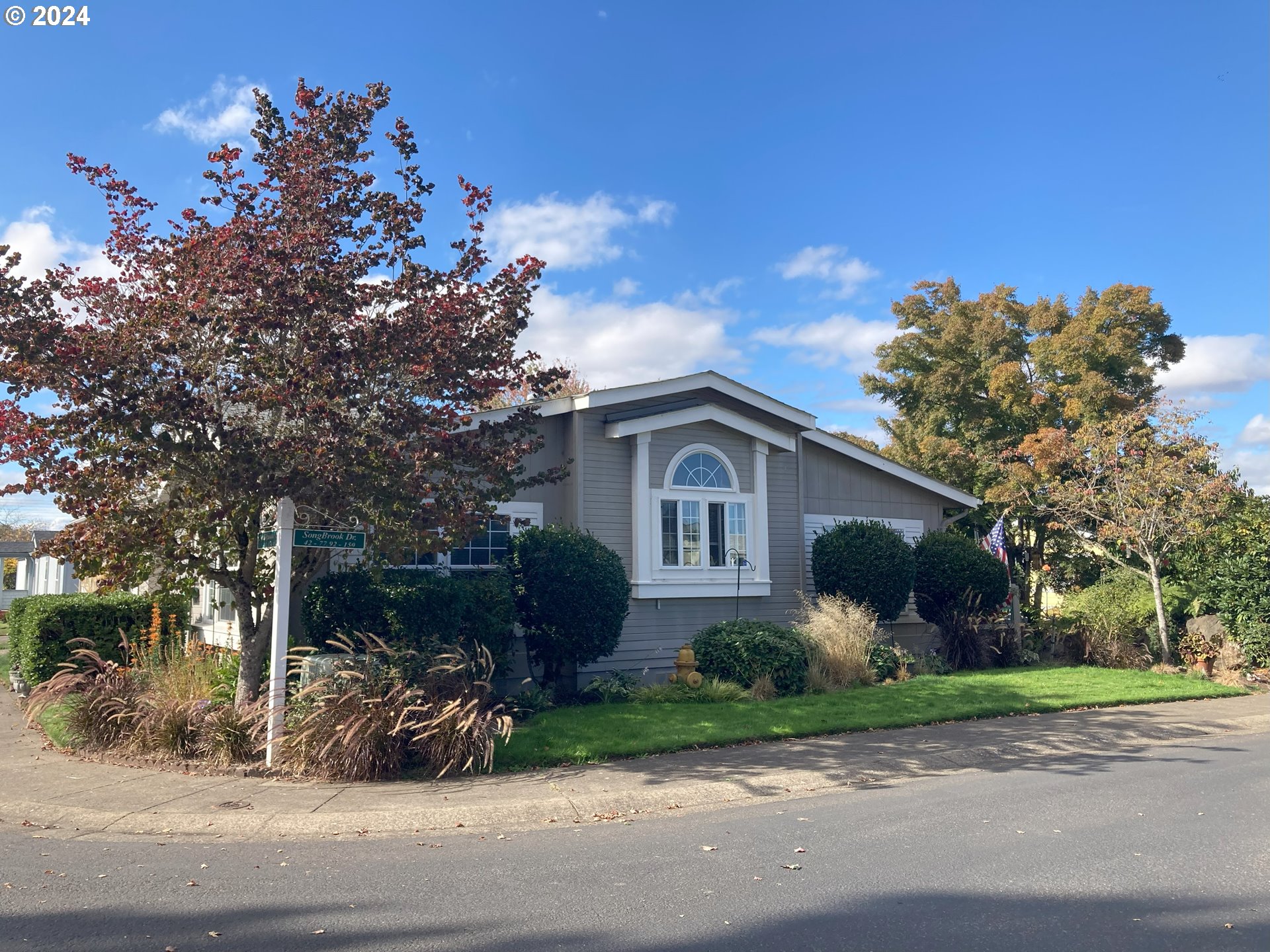 4055 Royal Avenue, Unit 25 Eugene, OR 97402 - Photo 3 of 42 a front view of house with yard and green space