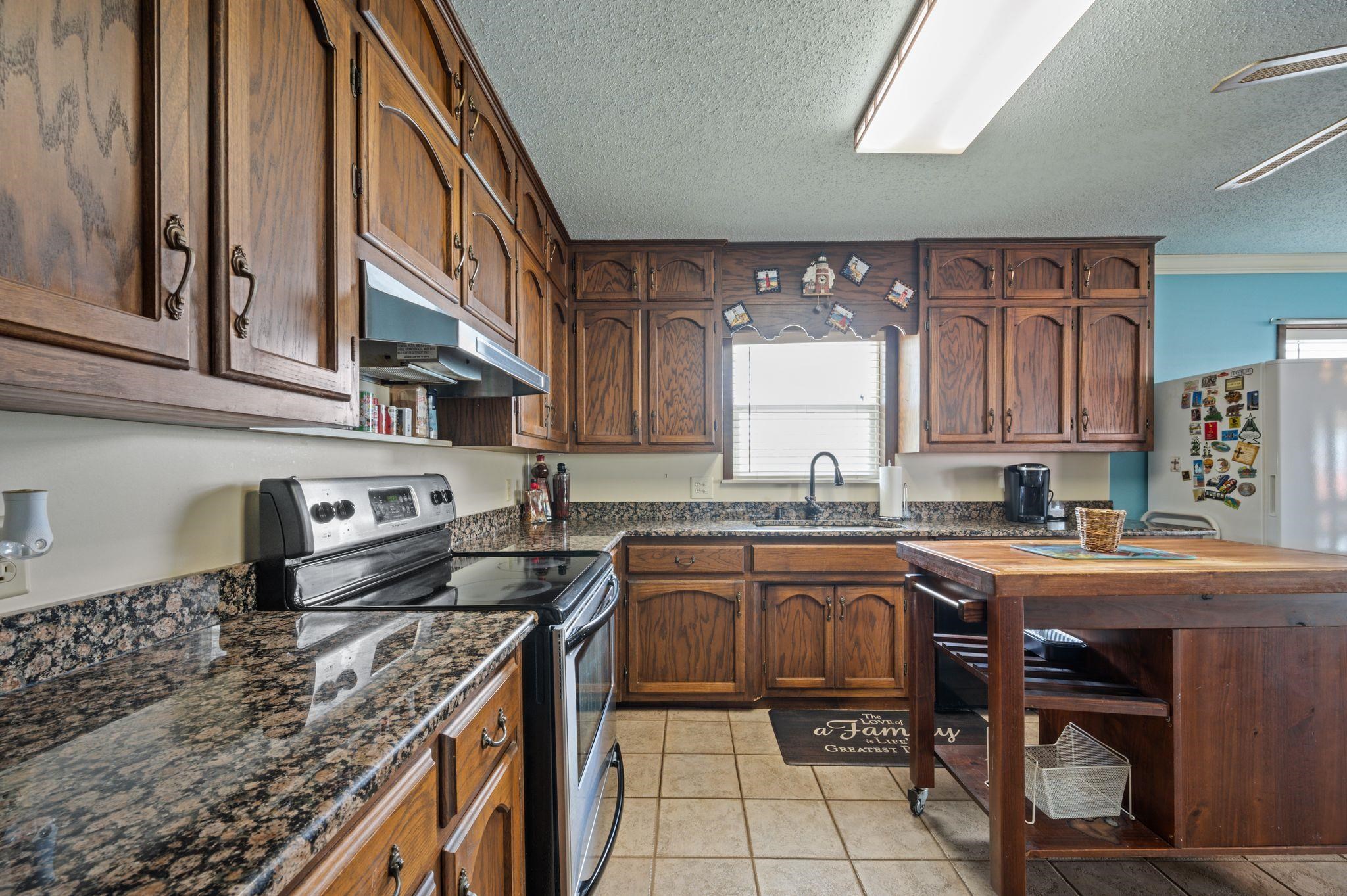 26418 Carondelette Drive Orange Beach, AL 36561 - Photo 14 of 48 Kitchen