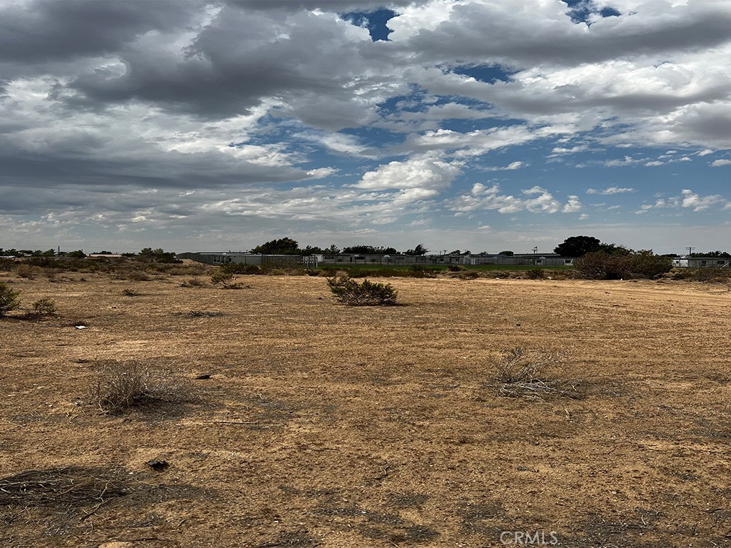10644 Hesperia Road Hesperia, CA 92345 - Photo 5 of 6 a view of an ocean