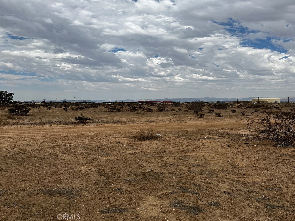 10644 Hesperia Road Hesperia, CA 92345 - Photo 6 of 6 a view of an ocean
