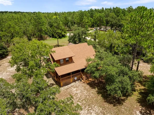 a view of a backyard