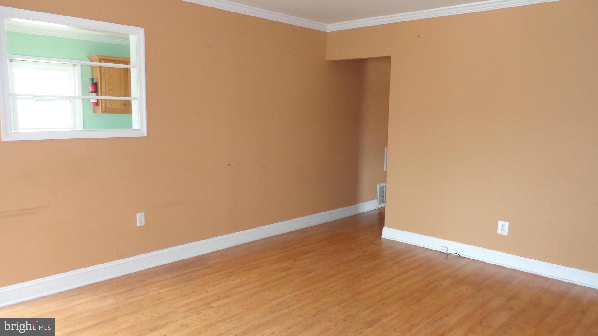 232 Maple Street Winchester, VA 22601 - Photo 5 of 17 Living Room