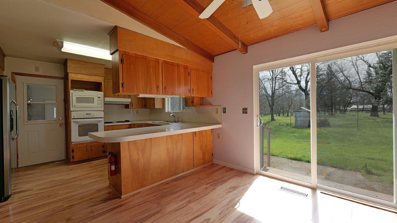 392 Bond Road Shady Cove, OR 97539 - Photo 6 of 42 Kitchen-Dining