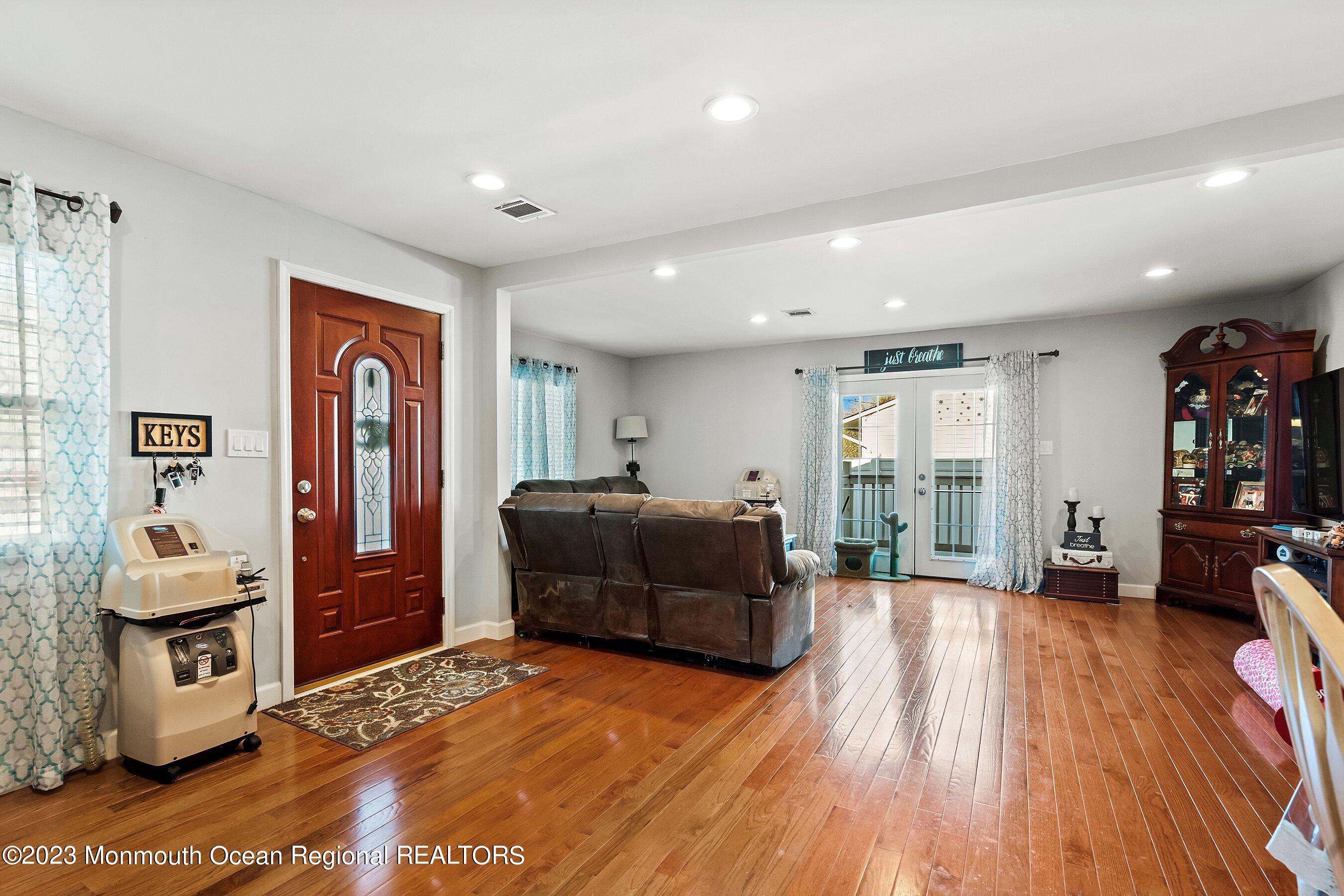436 Applegate Avenue Toms River, NJ 08757 - Photo 4 of 23 04-Foyer to Living