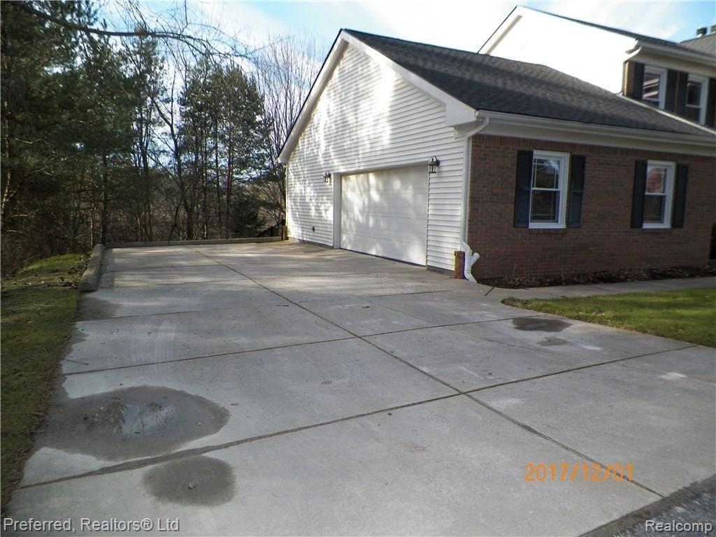 Side Entry Garage with loads of parking!