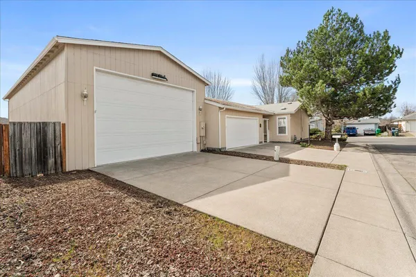$412,800 | 206 Eagle View Drive, Eagle Point, OR 97524
