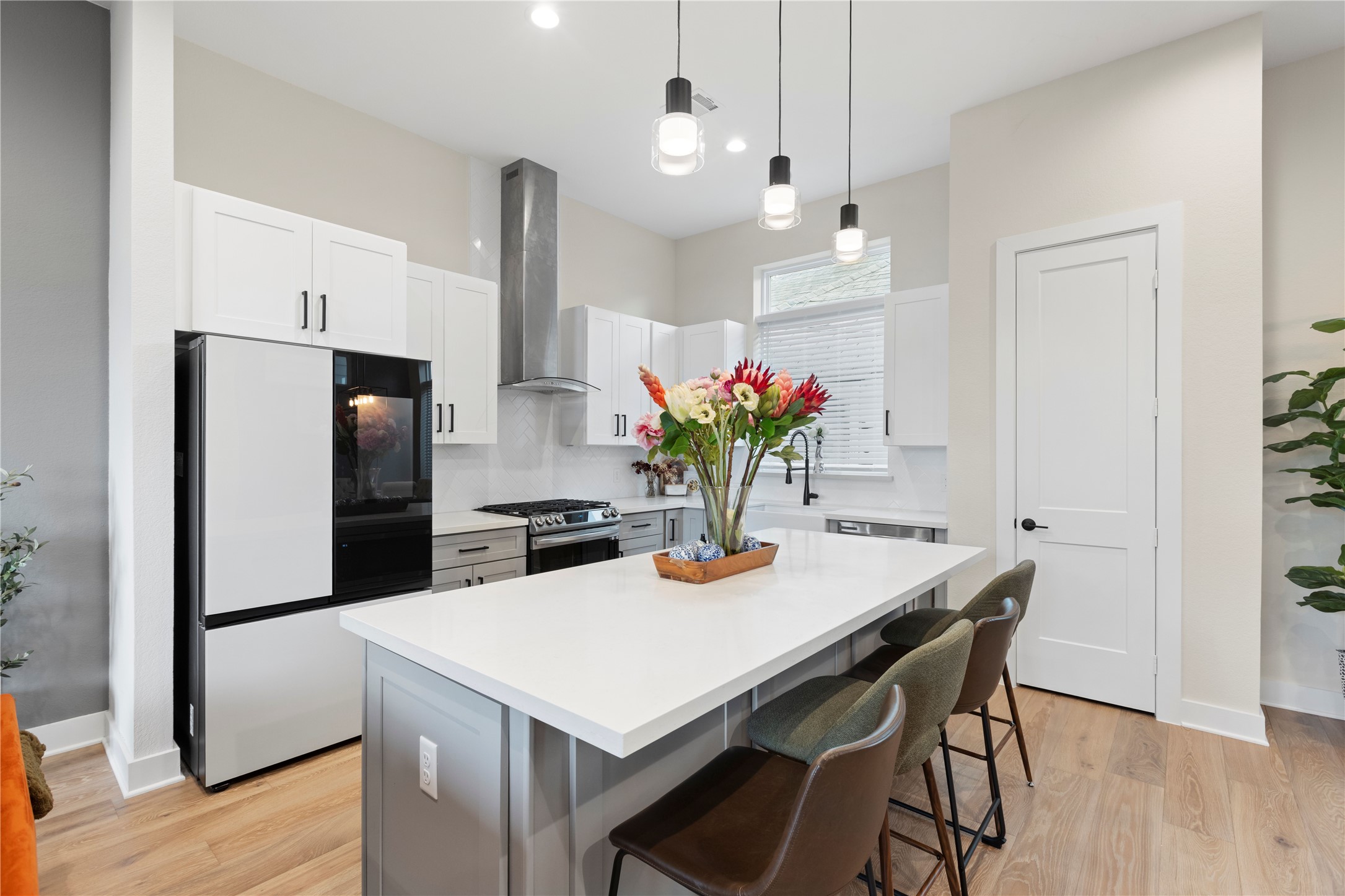 1410 Milby Street, Unit C Houston, TX 77003 - Photo 7 of 28 a kitchen that has a table and chairs in it