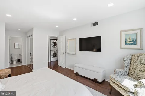$365,000 | 1663 Parkcrest Circle, Unit 5B/300, Reston, VA 20190