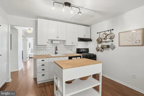 $365,000 | 1663 Parkcrest Circle, Unit 5B/300, Reston, VA 20190