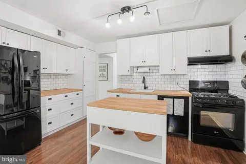 $365,000 | 1663 Parkcrest Circle, Unit 5B/300, Reston, VA 20190