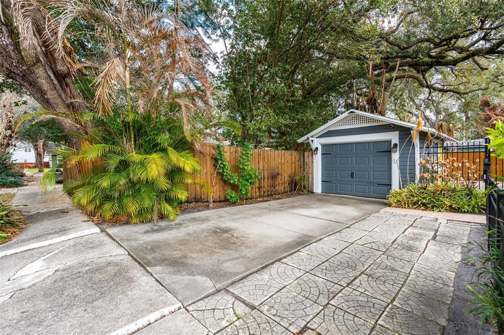 1003 East Jackson Street Orlando, FL 32801 - Photo 21 of 27 a front view of a house with a garden