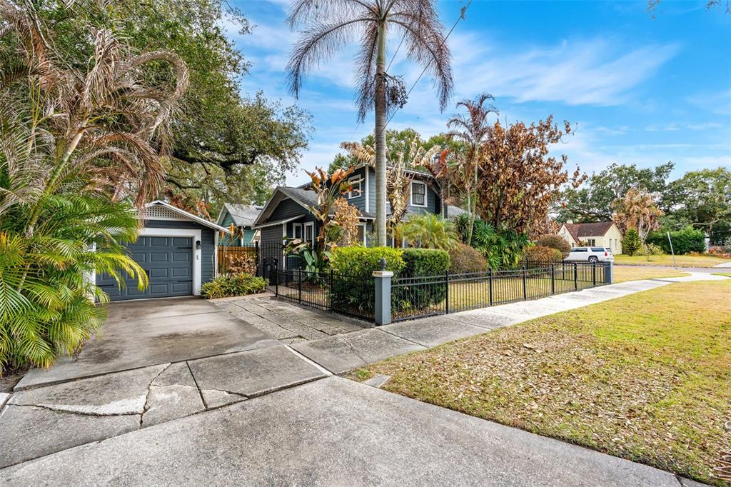 1003 East Jackson Street Orlando, FL 32801 - Photo 23 of 27 a view of a backyard