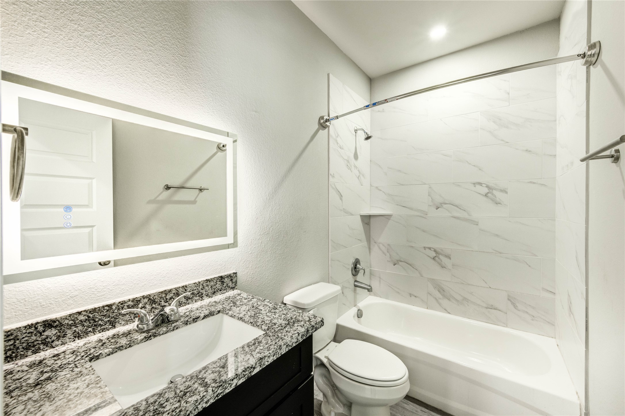 8157 Tate Street, Unit B Houston, TX 77028 - Photo 22 of 23 Upstairs Full Bathroom 3