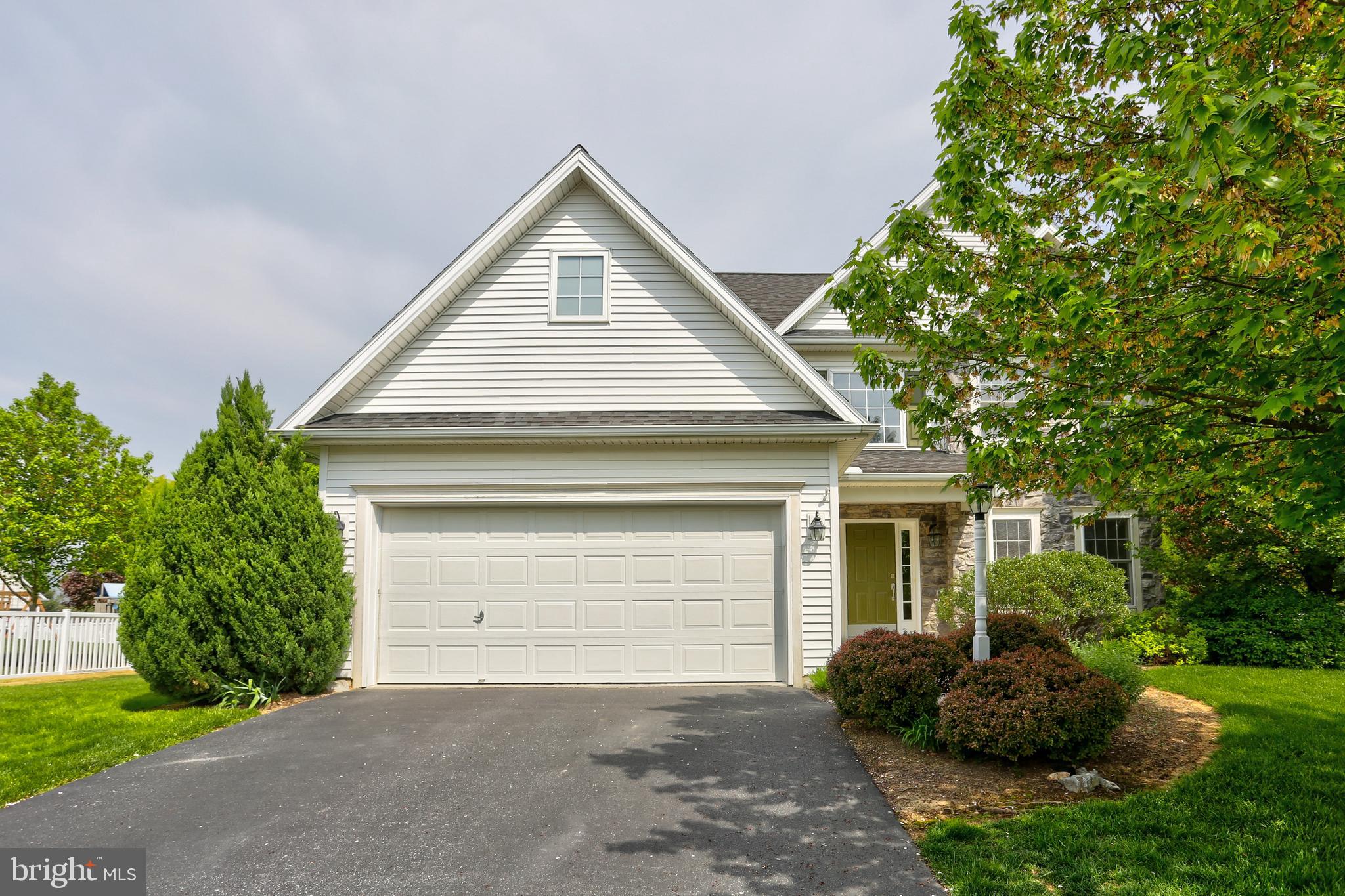 325 Chandlers Way Lititz, PA 17543 - Photo 38 of 50 Front View - Garage Side