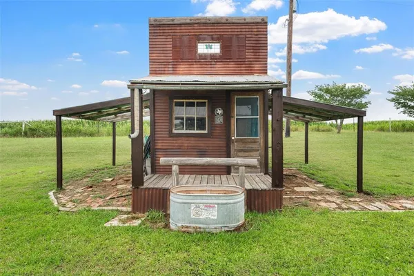 a view of a house with backyard