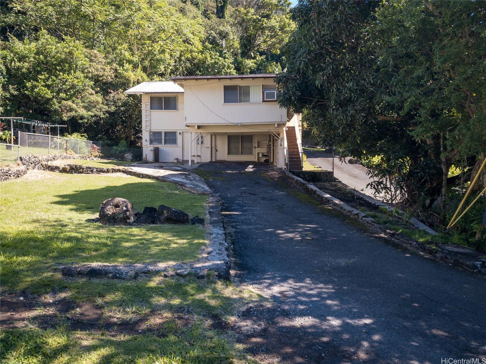 2799 Booth Road Honolulu, HI 96813 - Photo 1 of 1 a front view of a house with garden
