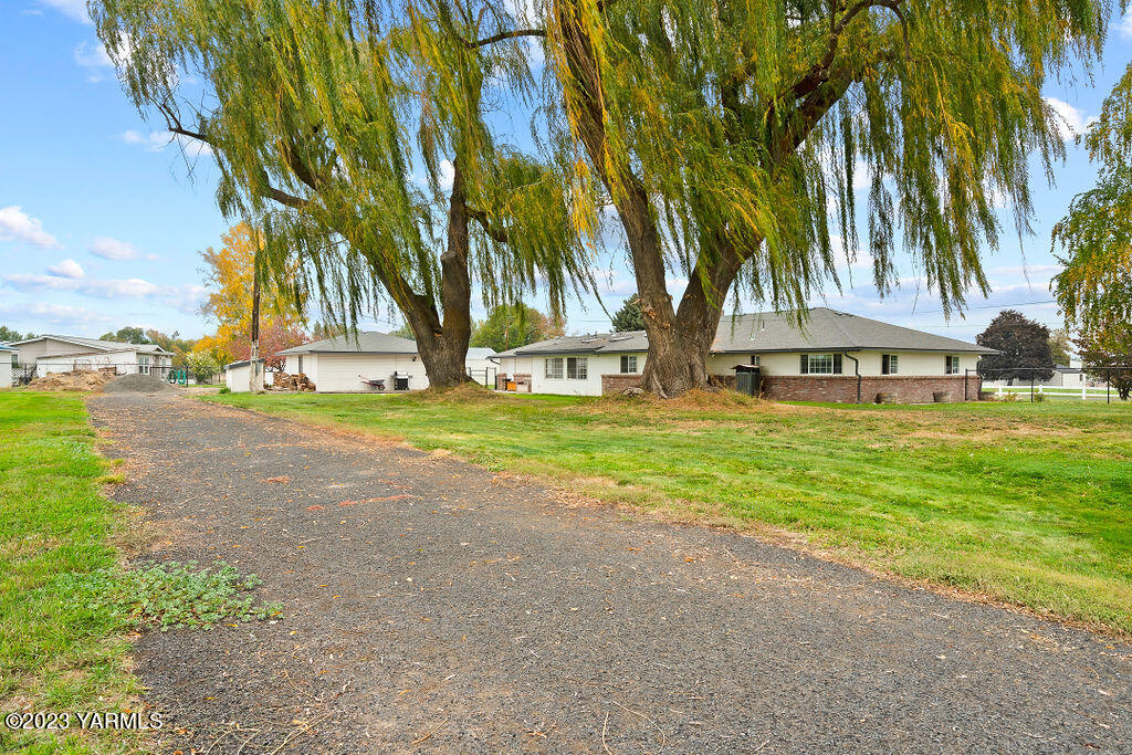 3512 Wiley Road Yakima, WA 98903 - Photo 26 of 30 Driveway in backyard