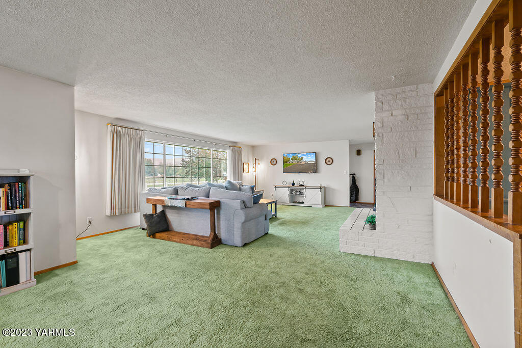 3512 Wiley Road Yakima, WA 98903 - Photo 6 of 30 Living Room