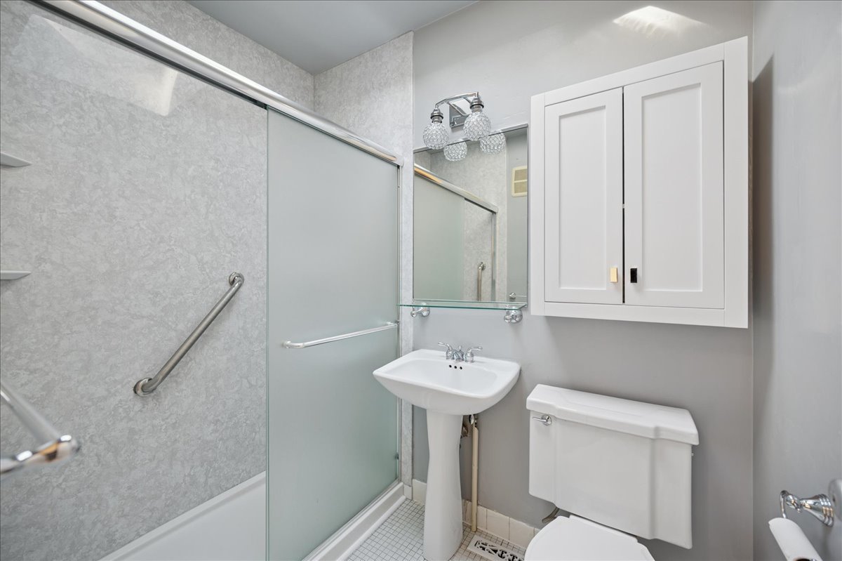 471 Linden Street Winnetka, IL 60093 - Photo 34 of 36 a bathroom with a sink toilet and a mirror