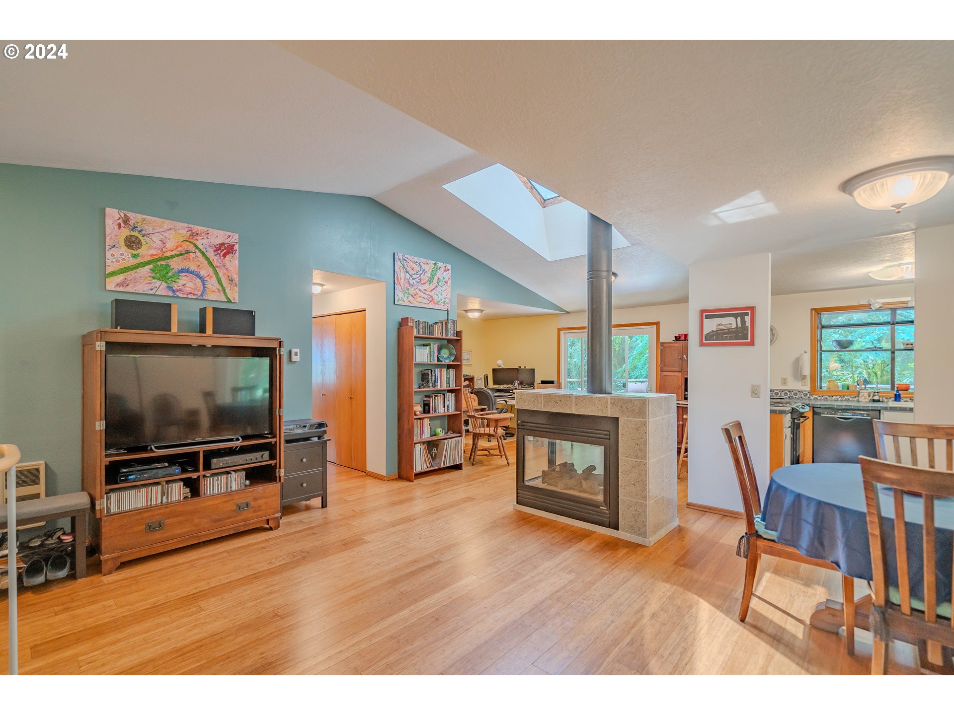 4424 Southwest Freeman Street Portland, OR 97219 - Photo 6 of 41 Gallery Image 6