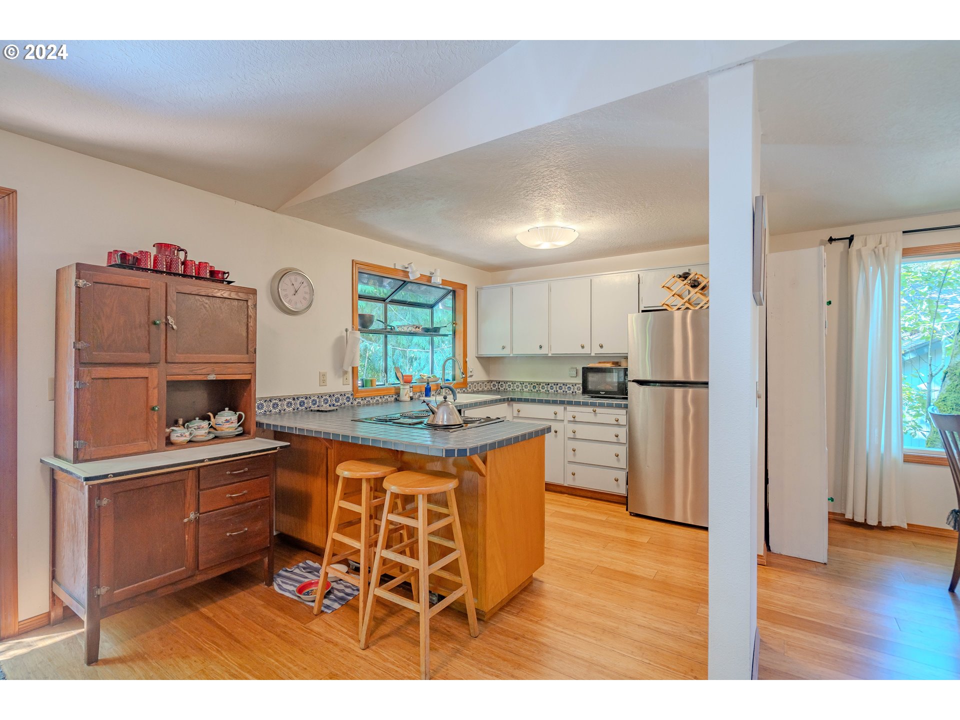 4424 Southwest Freeman Street Portland, OR 97219 - Photo 8 of 41 Gallery Image 8