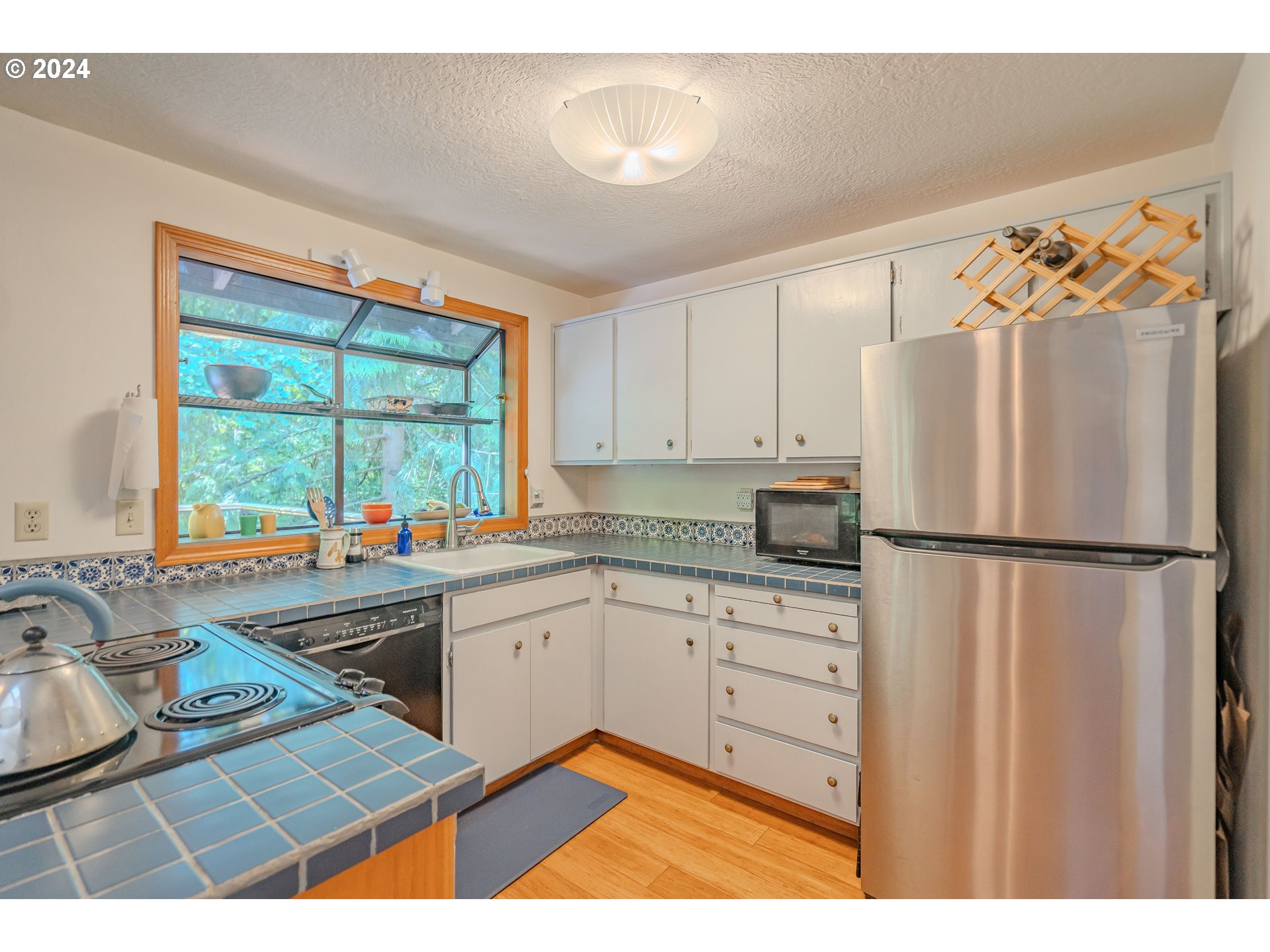 4424 Southwest Freeman Street Portland, OR 97219 - Photo 10 of 41 Gallery Image 10