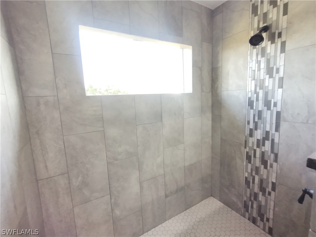 527 David Circle LaBelle, FL 33935 - Photo 17 of 35 a bathroom with a shower
