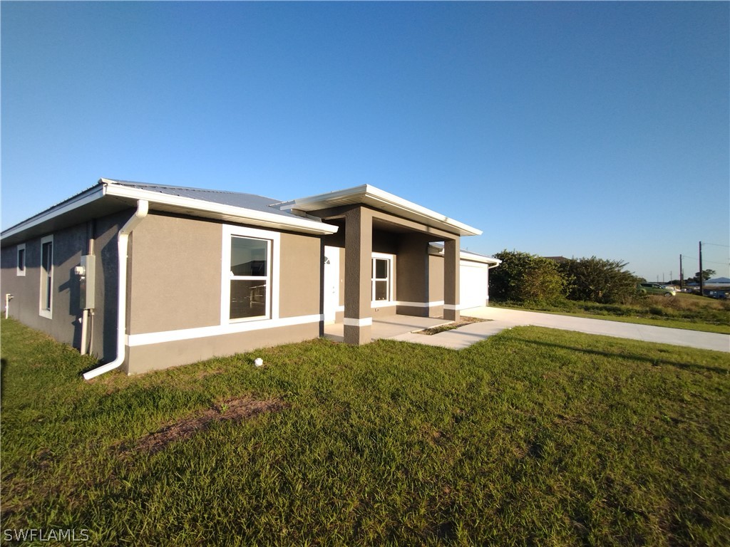 527 David Circle LaBelle, FL 33935 - Photo 29 of 35 a front view of a house with a yard