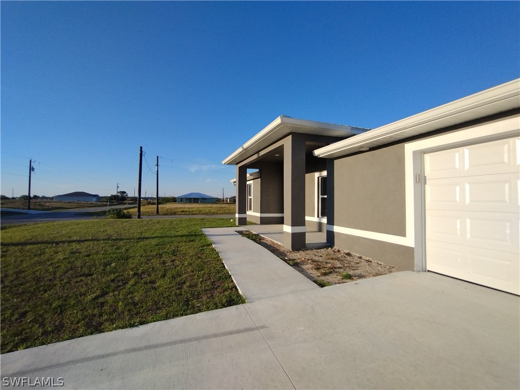 527 David Circle LaBelle, FL 33935 - Photo 32 of 35 a front view of a house with a yard