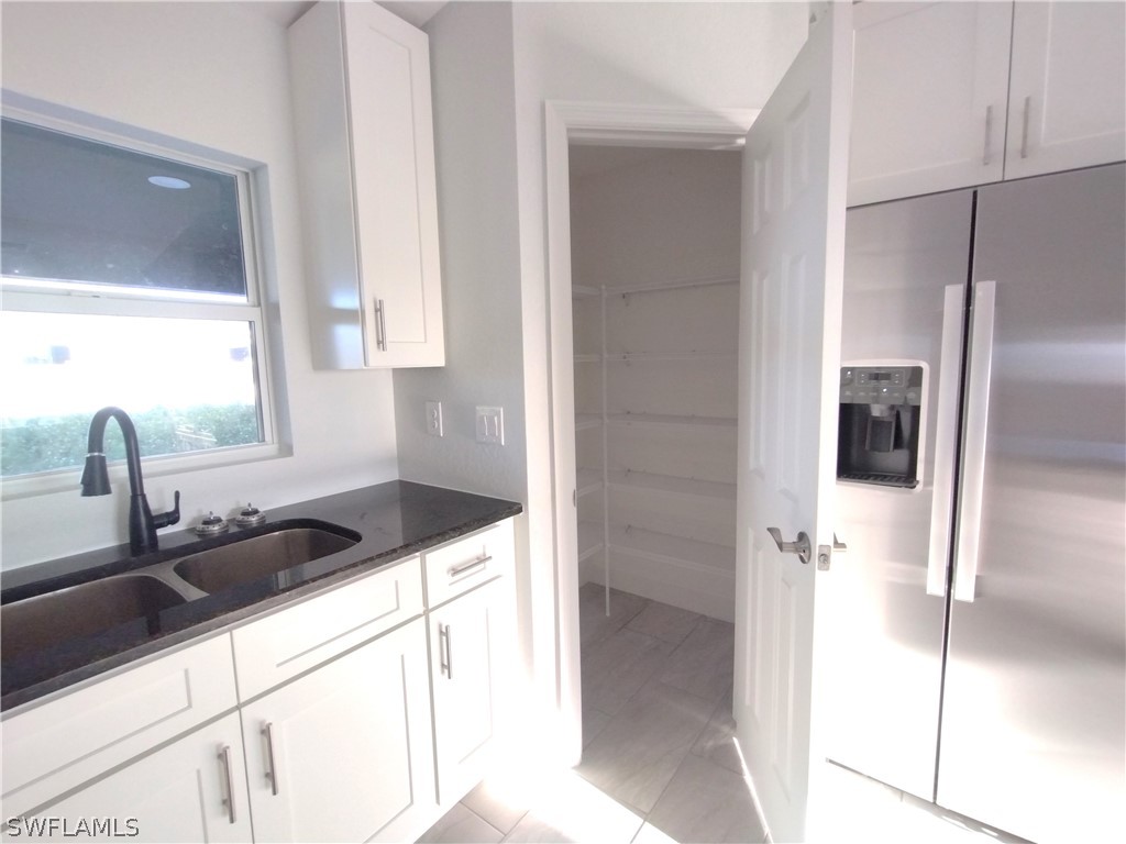 527 David Circle LaBelle, FL 33935 - Photo 5 of 35 a kitchen with a sink and a refrigerator