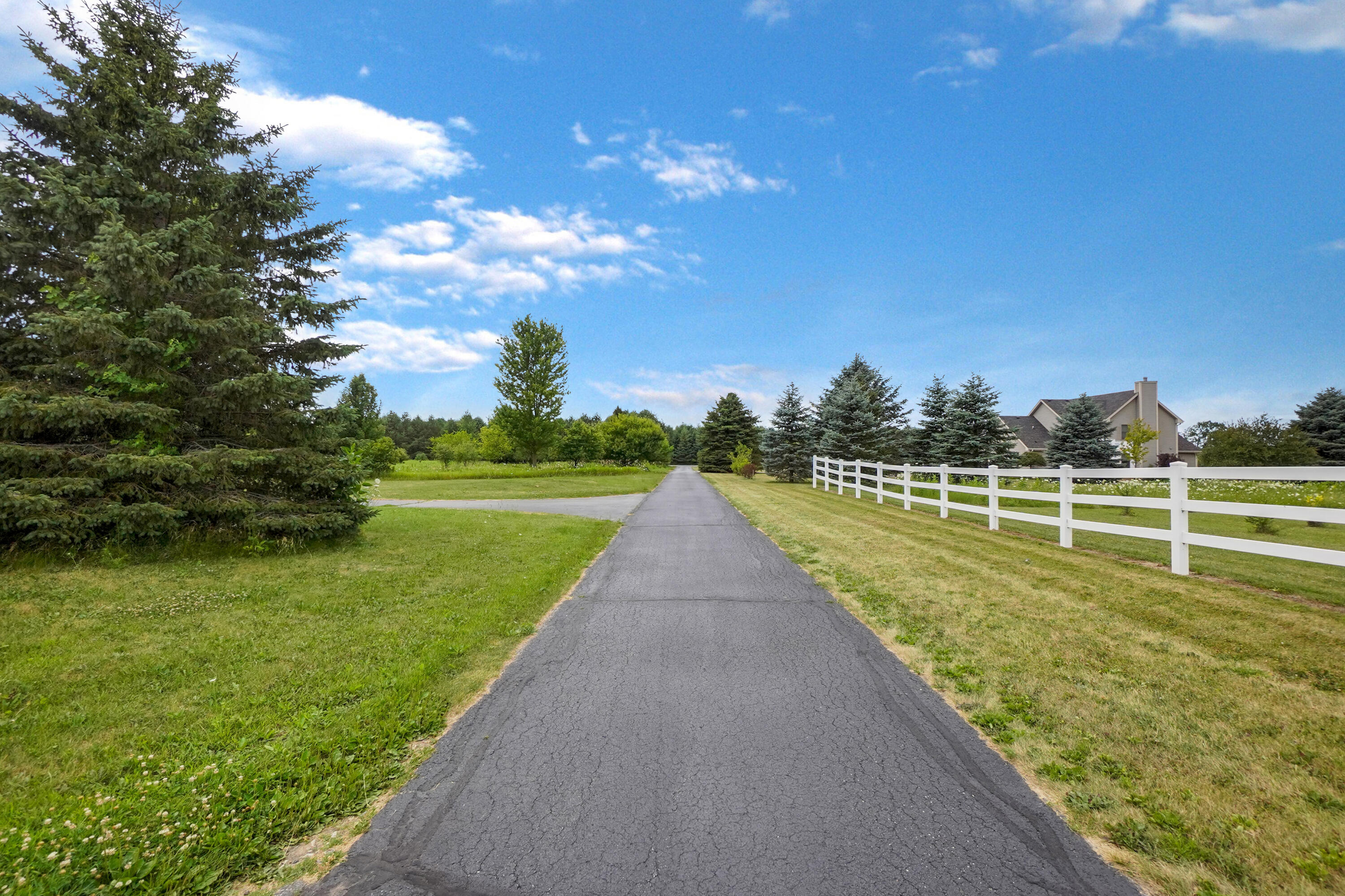 W287N8810 Center Oak Road Merton, WI 53029 - Photo 13 of 70 Driveway