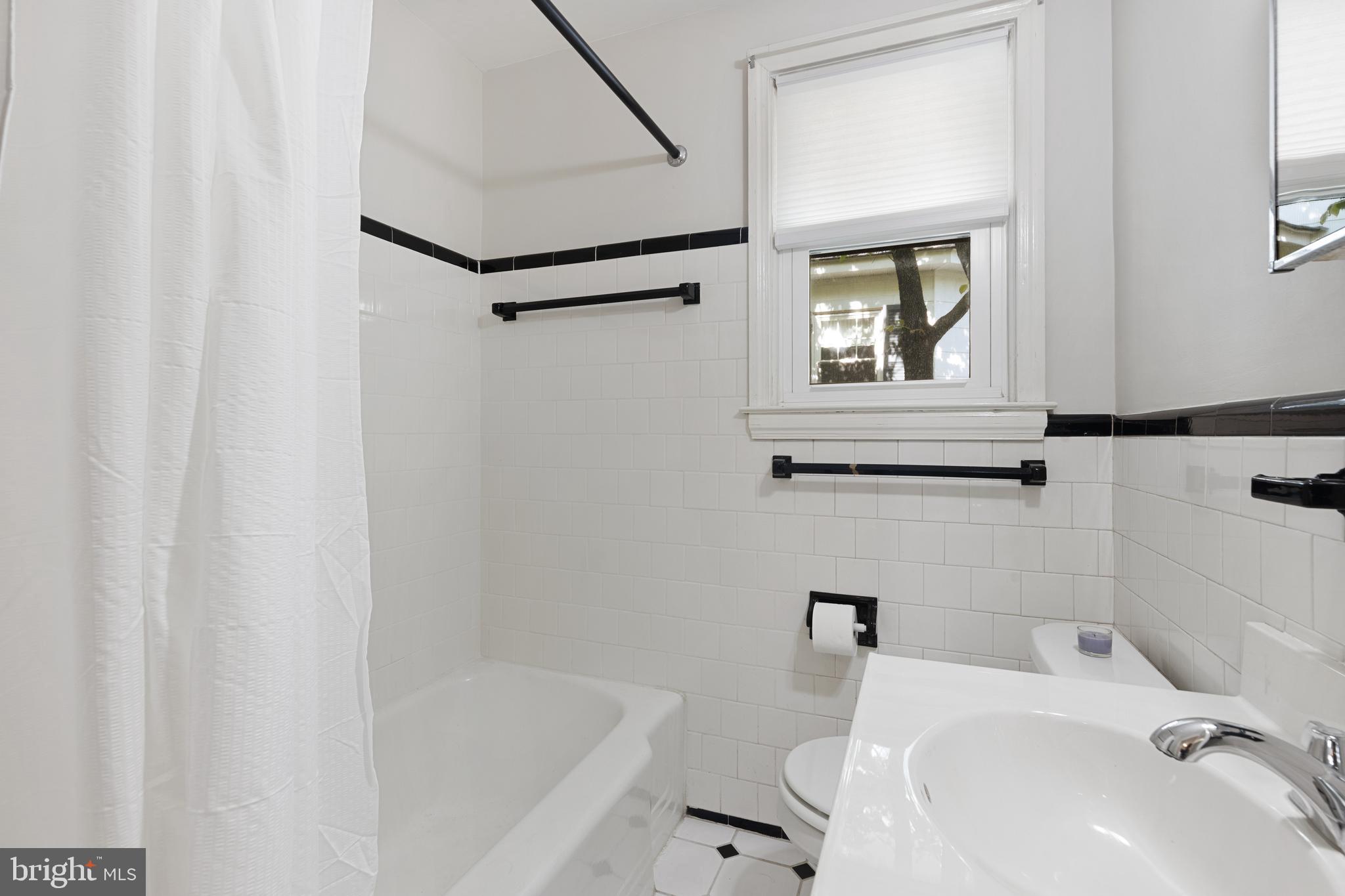 518 Dunkirk Road Baltimore, MD 21212 - Photo 20 of 43 First floor full bath