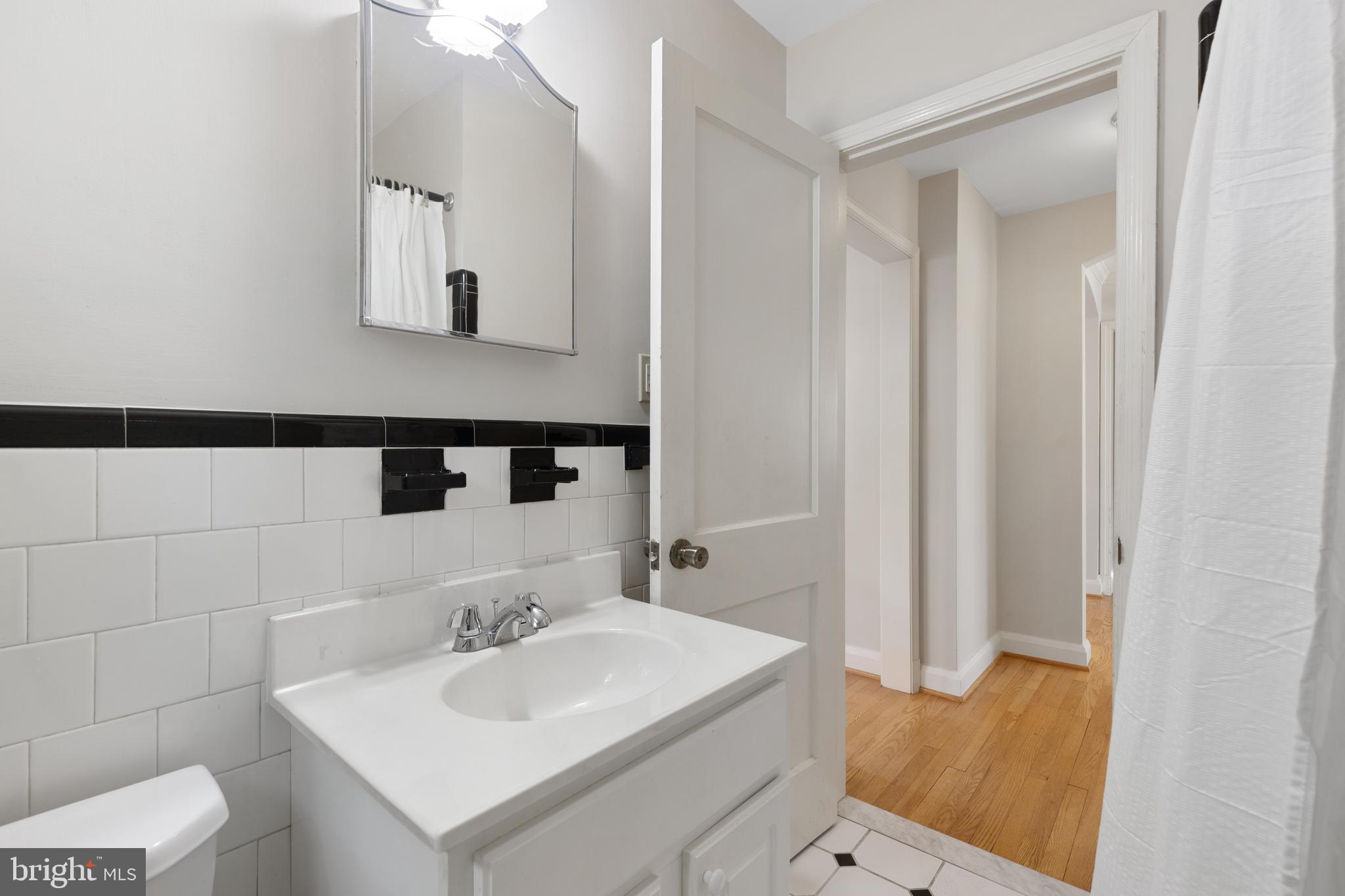 518 Dunkirk Road Baltimore, MD 21212 - Photo 21 of 43 First floor full bath