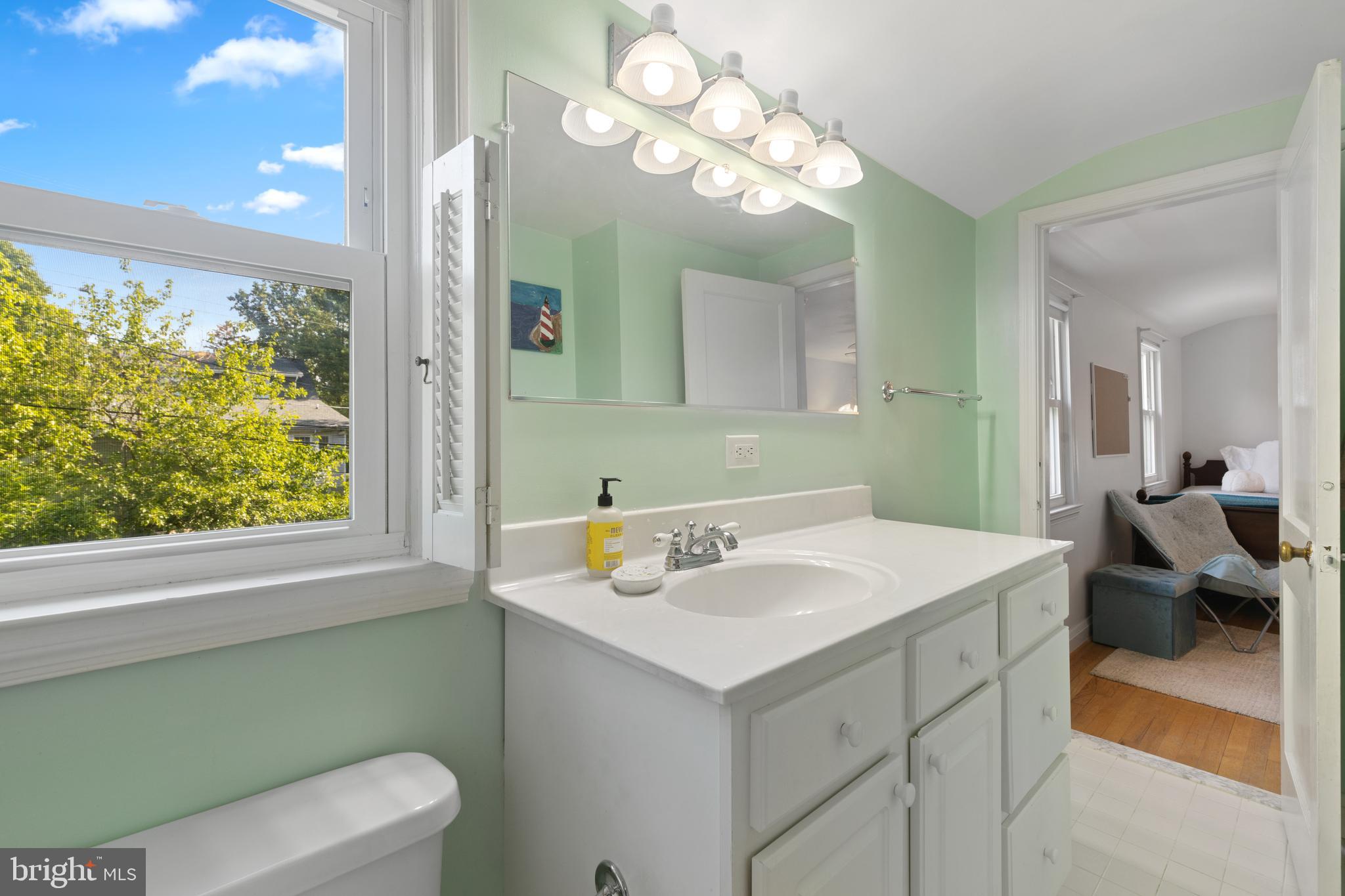 518 Dunkirk Road Baltimore, MD 21212 - Photo 28 of 43 Upper level full bath