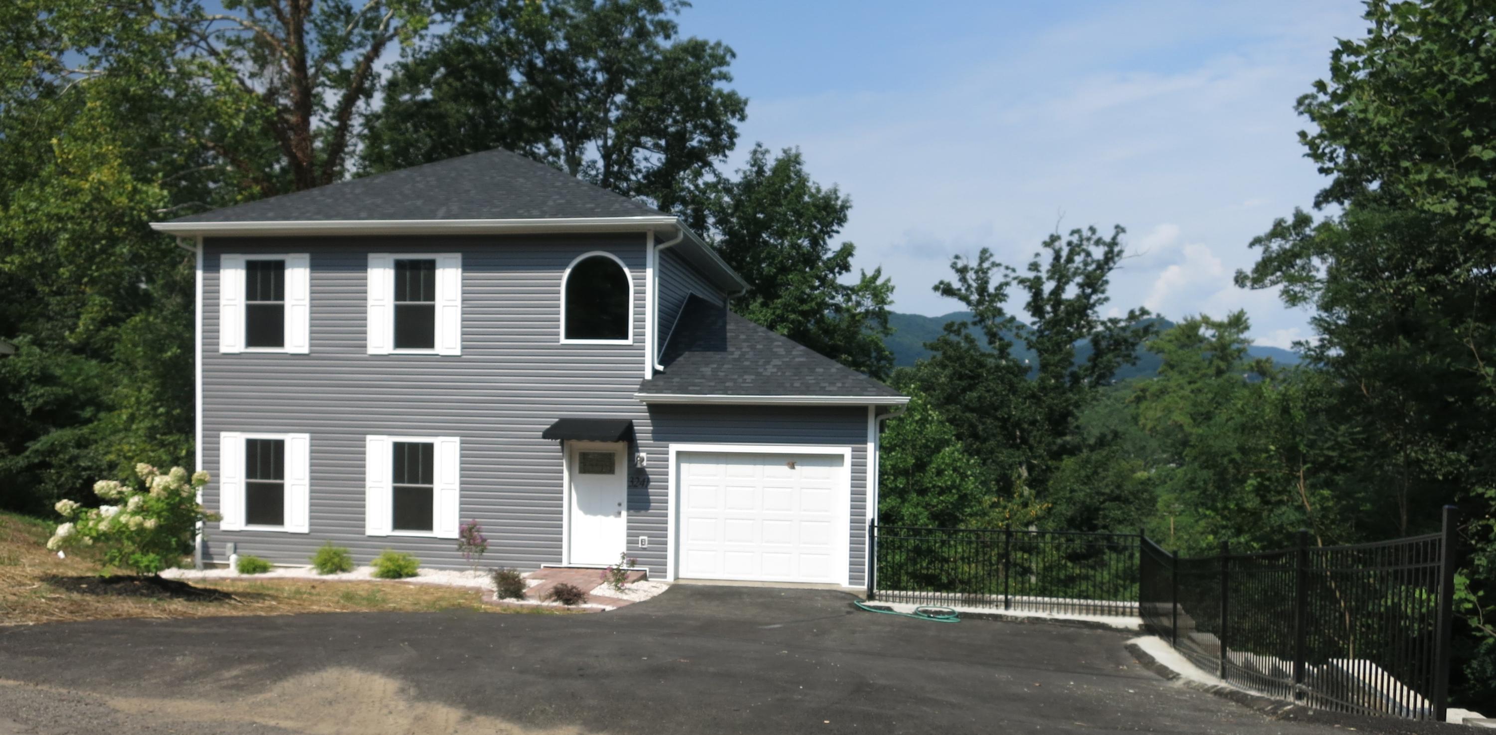 3241 Rasmont Road Roanoke, VA 24018 - Photo 1 of 32 Front
