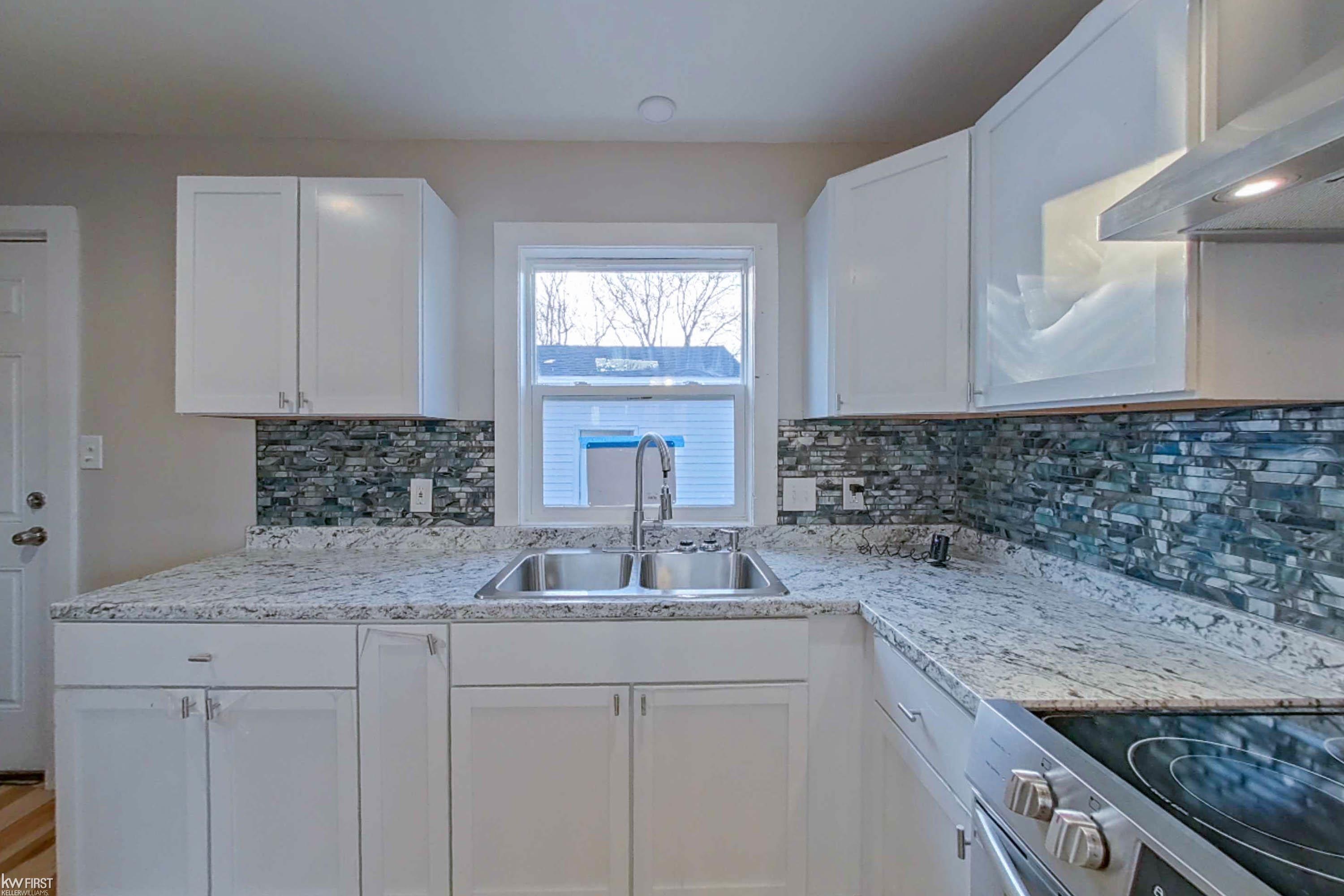 2040 South Center Road Flint, MI 48503 - Photo 4 of 35 50127231-3.JPG